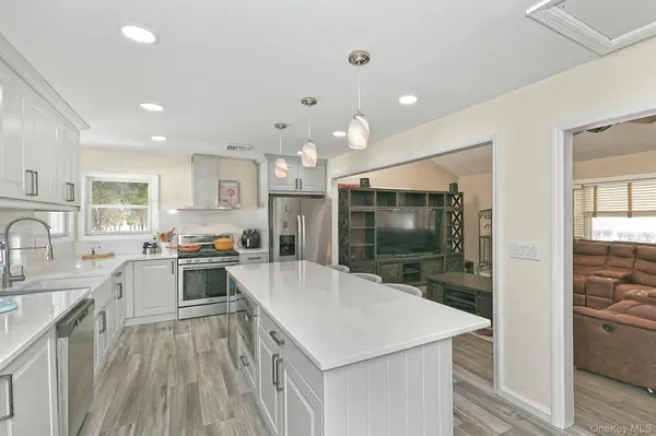 7 Gerber ST, Dix Hills, NY 11746
