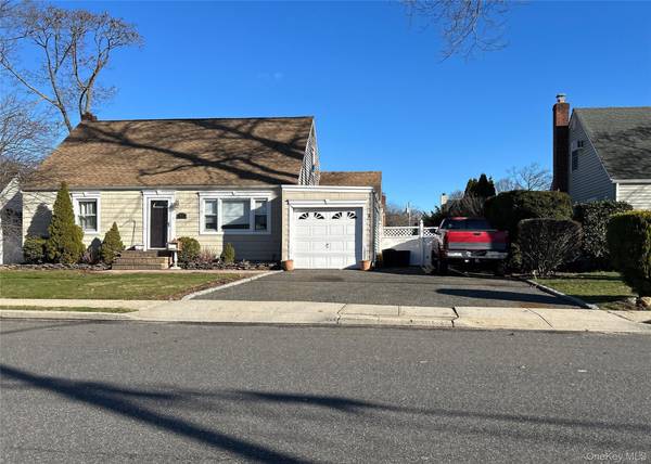 95 Clark AVE, Massapequa, NY 11758