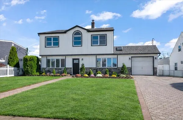 89 Ridge LN, Levittown, NY 11756