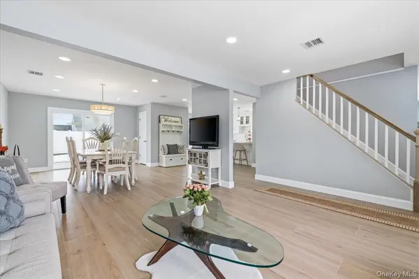 89 Ridge LN, Levittown, NY 11756