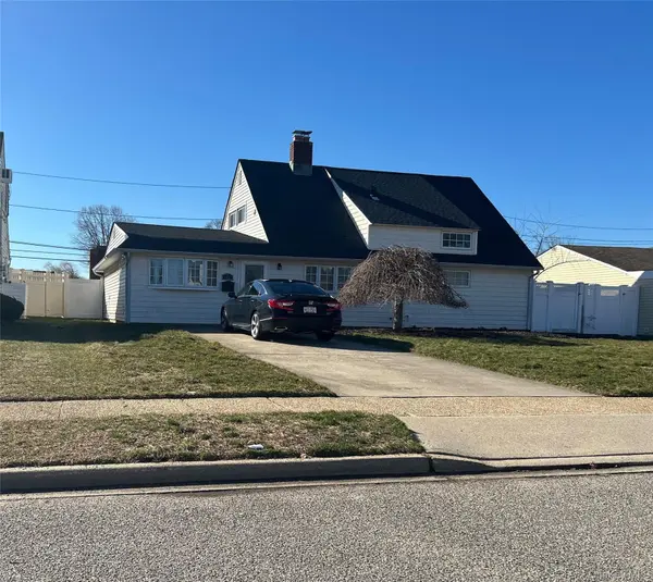 12 Wisteria LN, Wantagh, NY 11793