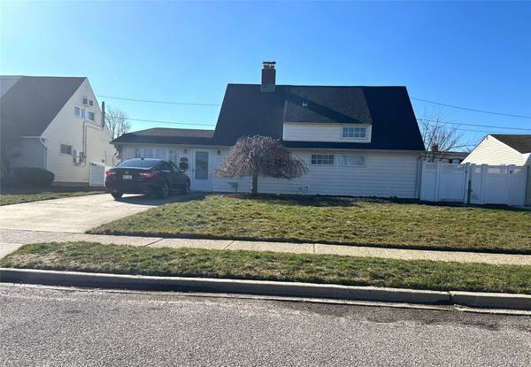 12 Wisteria LN, Wantagh, NY 11793