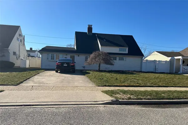12 Wisteria LN, Wantagh, NY 11793