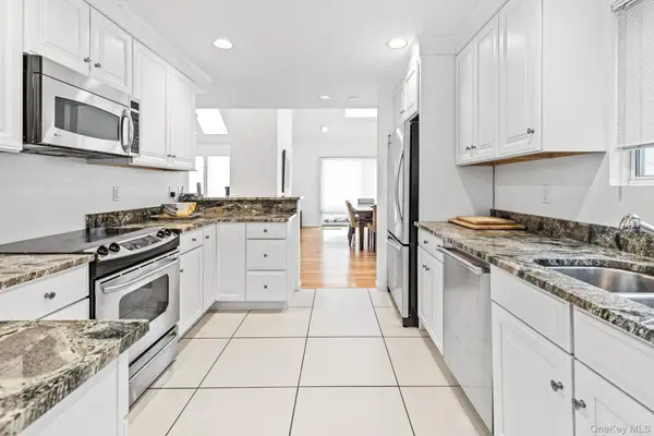 34 Park CIR, Quogue, NY 11959