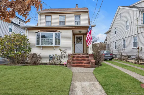 13 Everett ST, Lynbrook, NY 11563