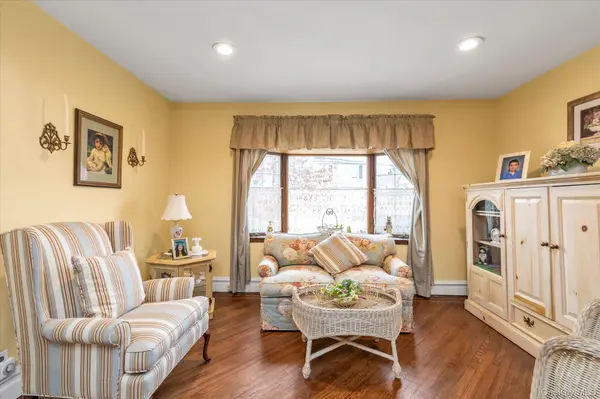 13 Everett ST, Lynbrook, NY 11563