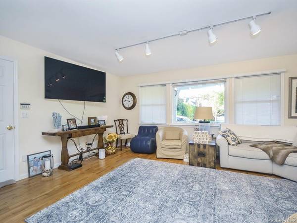 14 Hillcrest ST, Huntington, NY 11743