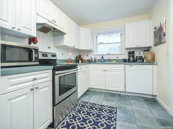 14 Hillcrest ST, Huntington, NY 11743