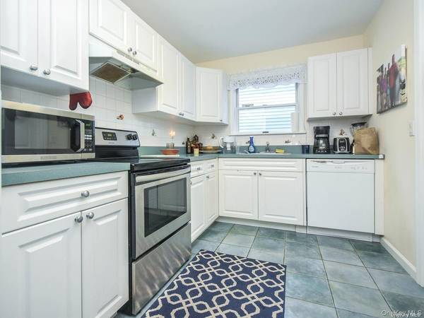 14 Hillcrest ST, Huntington, NY 11743