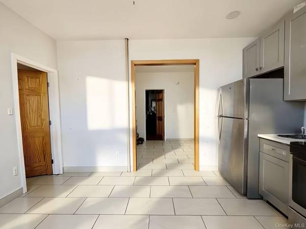 5431 Nurge AVE, Maspeth, NY 11378