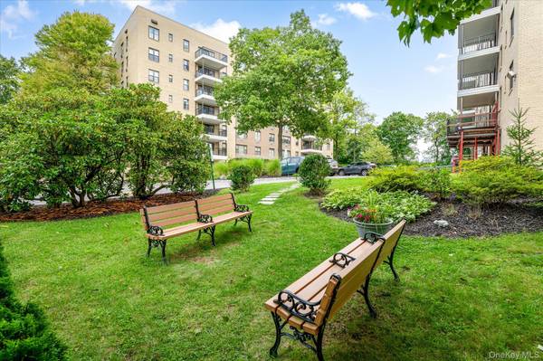 25 Stewart PL #716, Mount Kisco, NY 10549