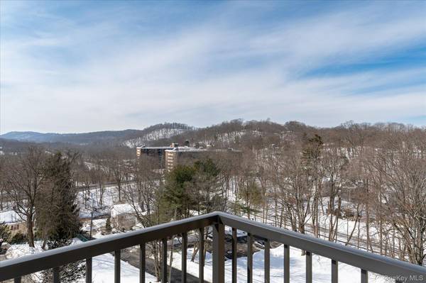 25 Stewart PL #716, Mount Kisco, NY 10549
