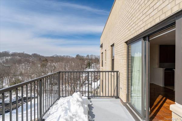 25 Stewart PL #716, Mount Kisco, NY 10549