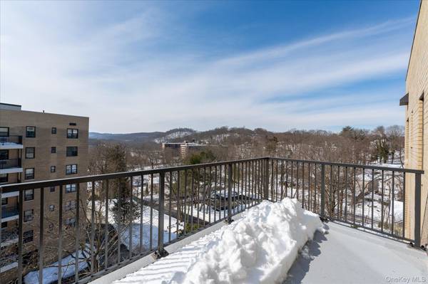 25 Stewart PL #716, Mount Kisco, NY 10549