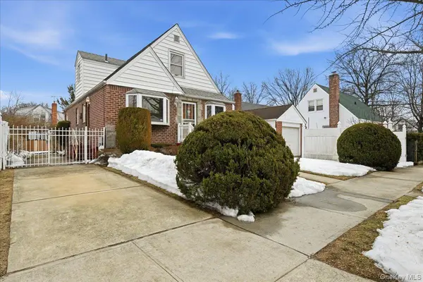 82-59 263rd ST, Floral Park, NY 11004