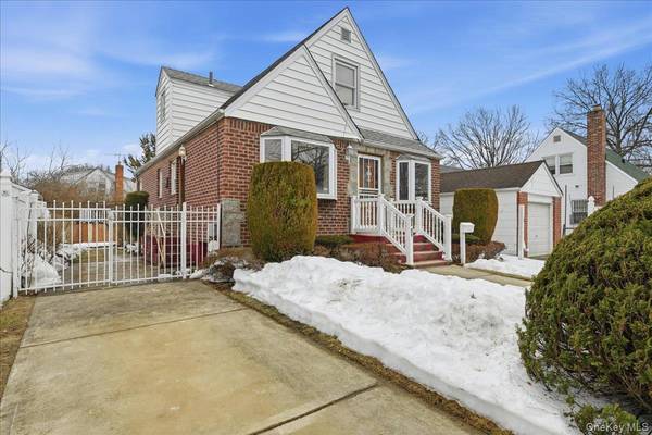 82-59 263rd ST, Floral Park, NY 11004
