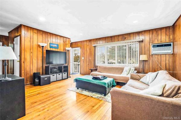 1097 Carll DR, Bay Shore, NY 11706