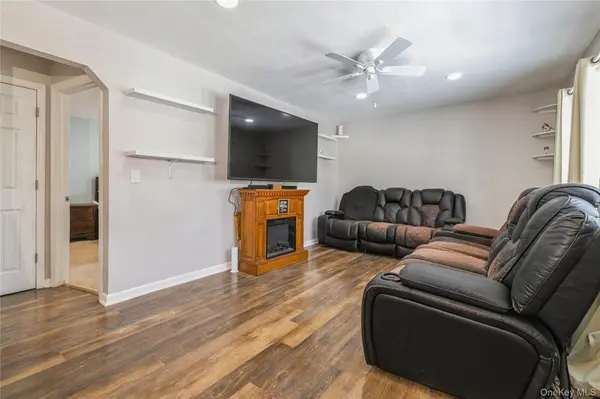 10 Hickory ST, Central Islip, NY 11722