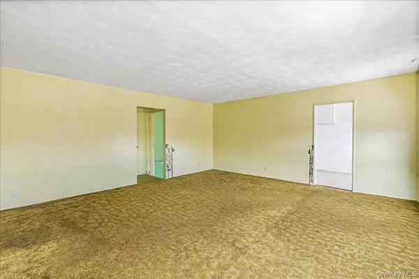 58-33 246th CRES #C-14 Upper, Douglaston, NY 11362