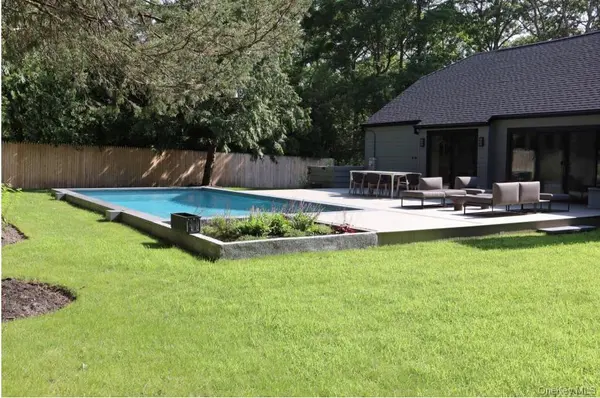 10 Hampton ST, Westhampton Beach, NY 11978