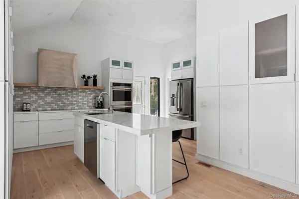 10 Hampton ST, Westhampton Beach, NY 11978