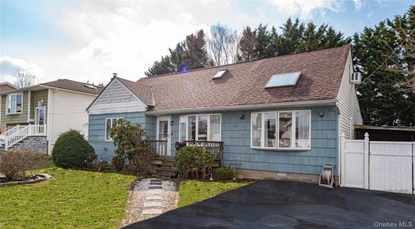 14 Willoughby PL, West Islip, NY 11795