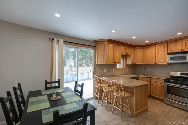 14 Willoughby PL, West Islip, NY 11795