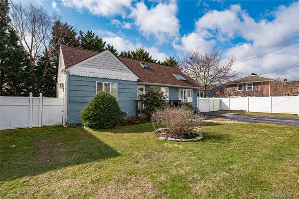 14 Willoughby PL, West Islip, NY 11795