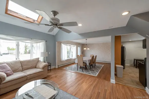14 Willoughby PL, West Islip, NY 11795