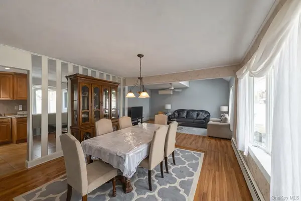 14 Willoughby PL, West Islip, NY 11795