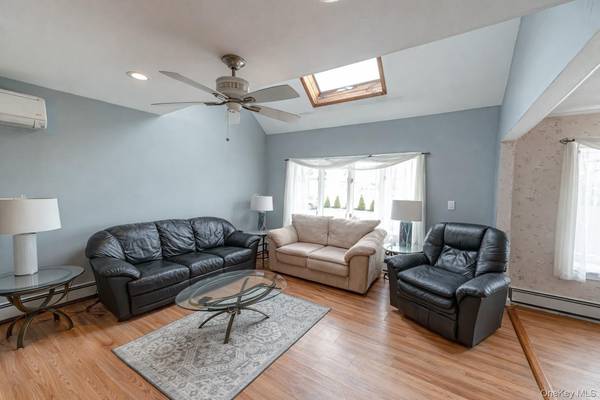 14 Willoughby PL, West Islip, NY 11795