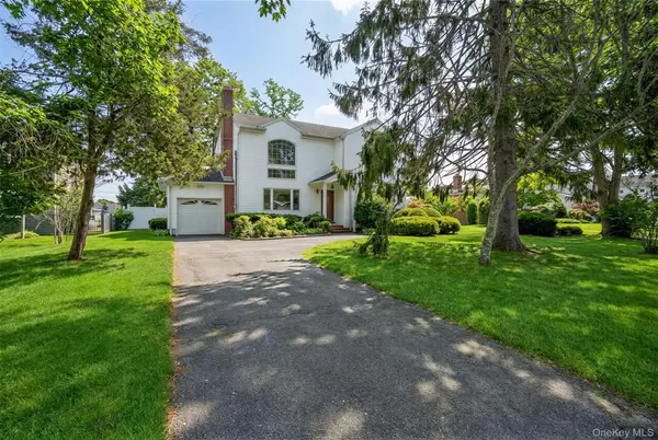 53 Hewitt BLVD, Center Moriches, NY 11934