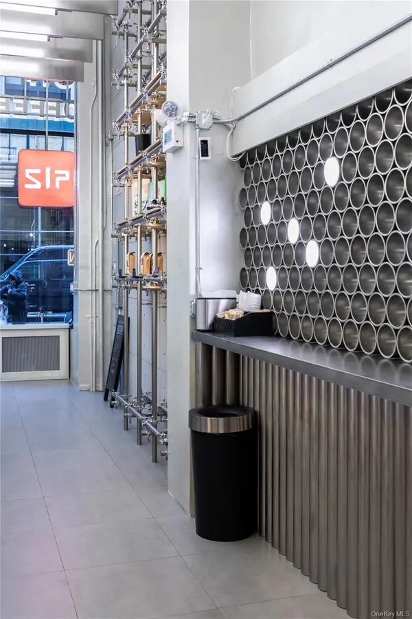 242 W 27th ST, New York (manhattan), NY 10001