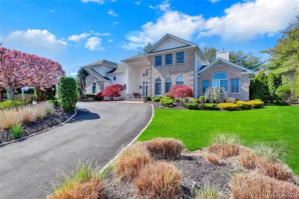 15 Pironi CT, Woodbury, NY 11797