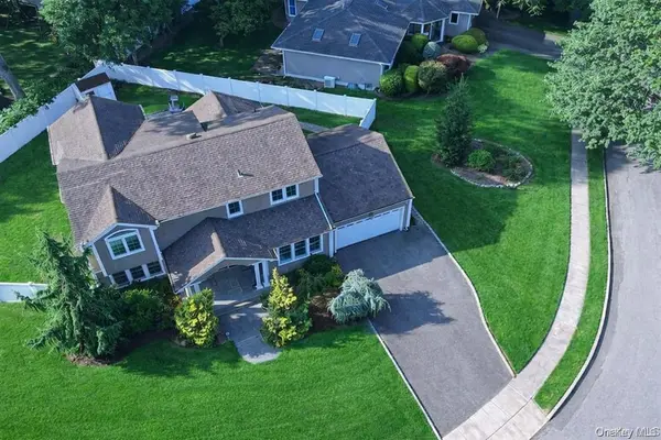 35 Moss LN, Jericho, NY 11753