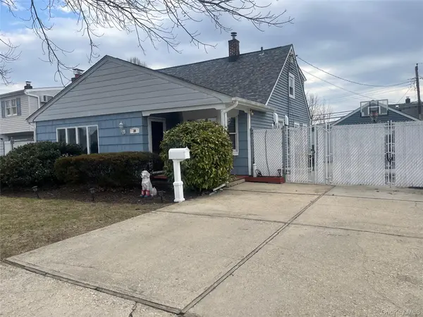 20 Peacock LN, Levittown, NY 11756