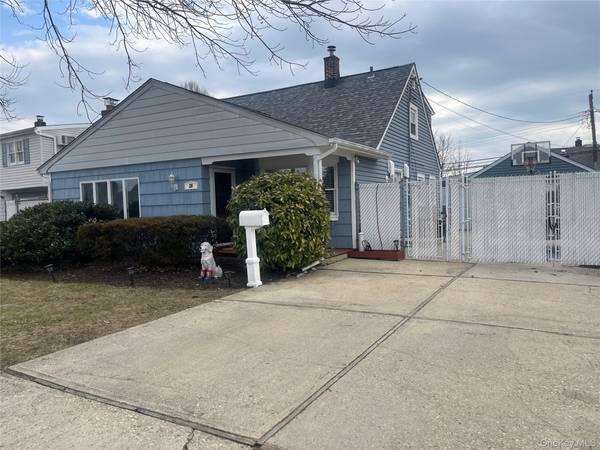 20 Peacock LN, Levittown, NY 11756