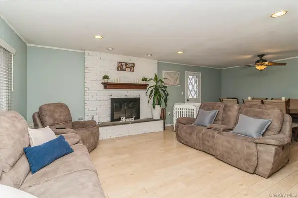 20 Peacock LN, Levittown, NY 11756