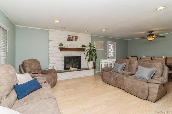 20 Peacock LN, Levittown, NY 11756
