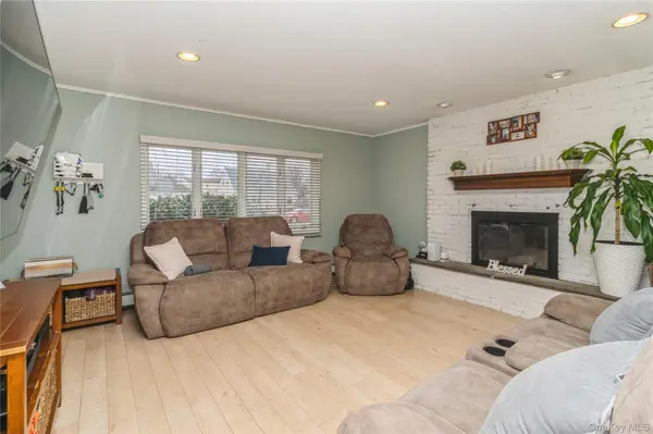 20 Peacock LN, Levittown, NY 11756