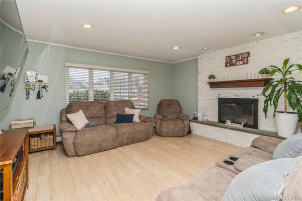 20 Peacock LN, Levittown, NY 11756