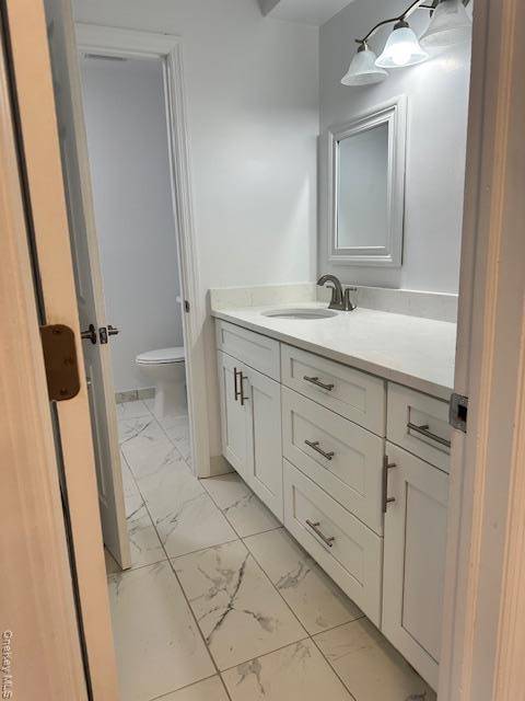 5 Pointe CIR #5, Coram, NY 11727