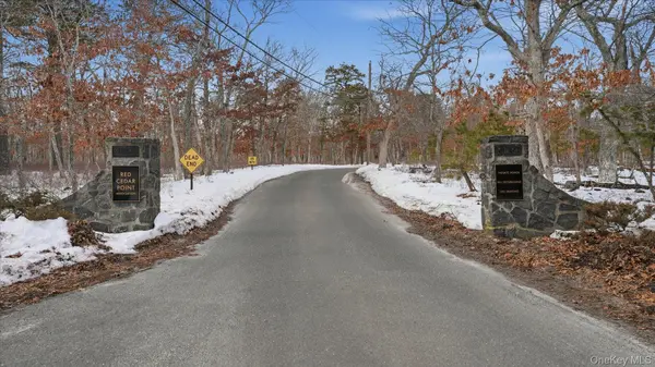 3 Robins Nest LN, Hampton Bays, NY 11946