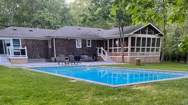 3 Robins Nest LN, Hampton Bays, NY 11946