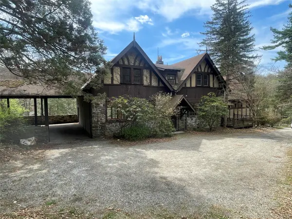 32 E Lake Stable RD, Tuxedo Park, NY 10987