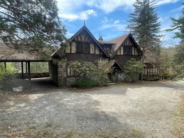 32 E Lake Stable RD, Tuxedo Park, NY 10987