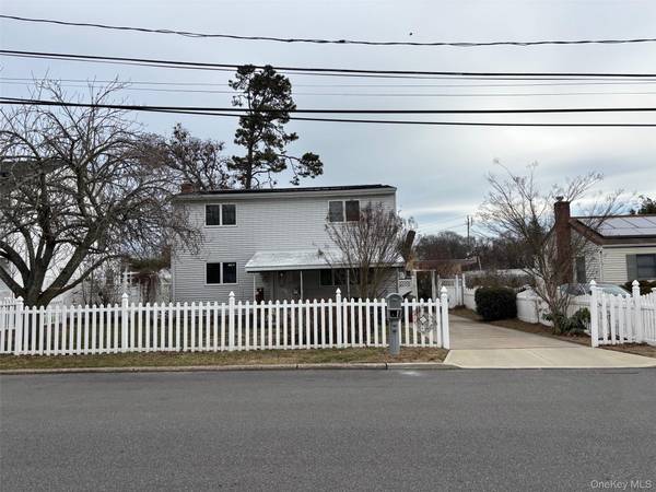 33 Lakewood AVE, Ronkonkoma, NY 11779