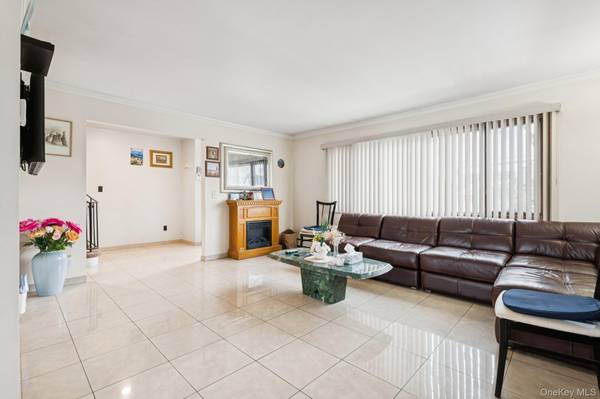 174 Bellmore ST, Floral Park, NY 11001