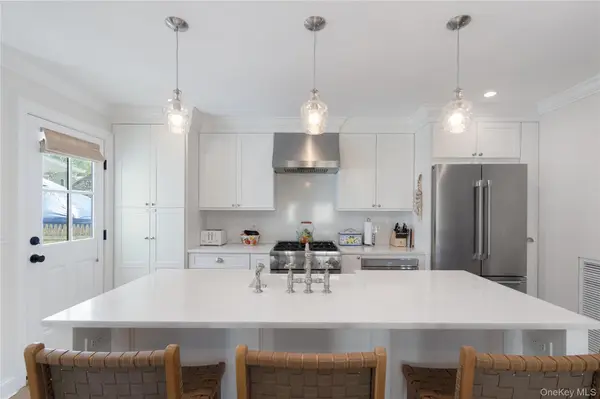 19 Charles ST, Port Washington, NY 11050