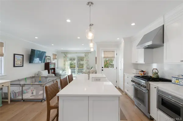 19 Charles ST, Port Washington, NY 11050